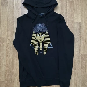 Alessandro Zavetti tröja - En av dem bästa, unikaste och skönaste tröjan vi har haft. Tröja är i nyskick och svår att få tag i. Tröjan är i storlek S och har inga fel eller missfärgningar. Vill du ha en tröja som inte alla har och vill sticka ut från mängden då är det den. 