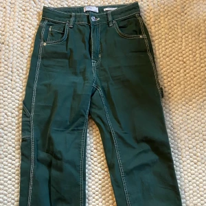 Jeans - Gröna jeans i bra skick. 