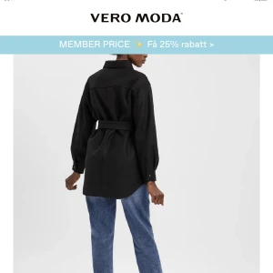 Skjortjacka - Säljer den billigt då den är lite nopprig och jag själv köpt den begagnad💕 Men den är annars superfin säljer då jag har andra