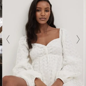 Vit klänning  - Säljer denna helt oanvända klänningen från NAKD. Perfekt till studenten och skolavslutningar, har även varit slut på hemsidan💕