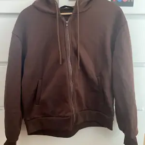 brun zip-up hoodie från shein i nyckick, bara använd fåtal gånger och inga defekter. Säljer då den inte är min stil och för att den är för stor☺️