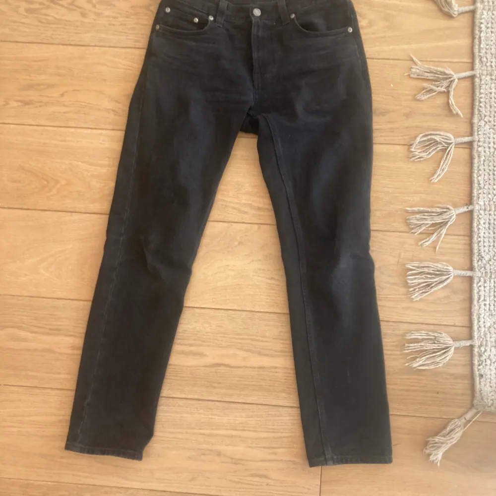 Använda ca 25 gånger. Raka jeans som är svarta men blir gråare för varje tvätt.. Jeans & Byxor.