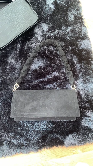 Väska - Svart väska från Gina tricot Aldrig använd Pris kan diskuteras 