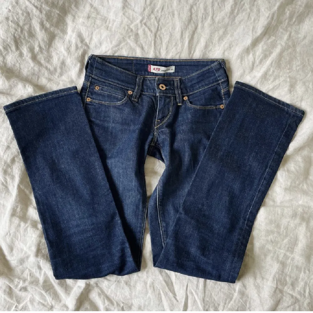 Säljer dessa lågmidjade jeans från Levis, då de är för små för mig! Midjemått: 73 cm, innerbenslängd: 78 cm💓. Jeans & Byxor.