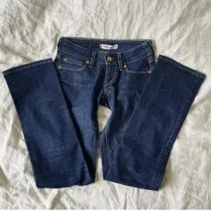 Säljer dessa lågmidjade jeans från Levis, då de är för små för mig! Midjemått: 73 cm, innerbenslängd: 78 cm💓