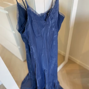 Elegant långklänning  - Super fin lång klänning med slits från Zara. Endast använd 1-2 gånger, superfin i skick! Nypris 800kr