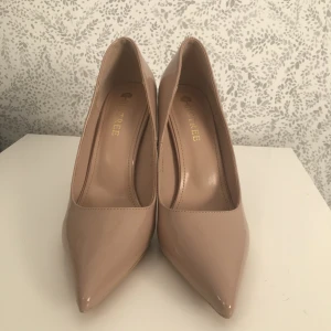 Beiga/Nude pumps - Nude/beiga högklackade pumps stl 36 men är lite små i storleken pga den smala tån!  Superfina aldrig använda endast provade