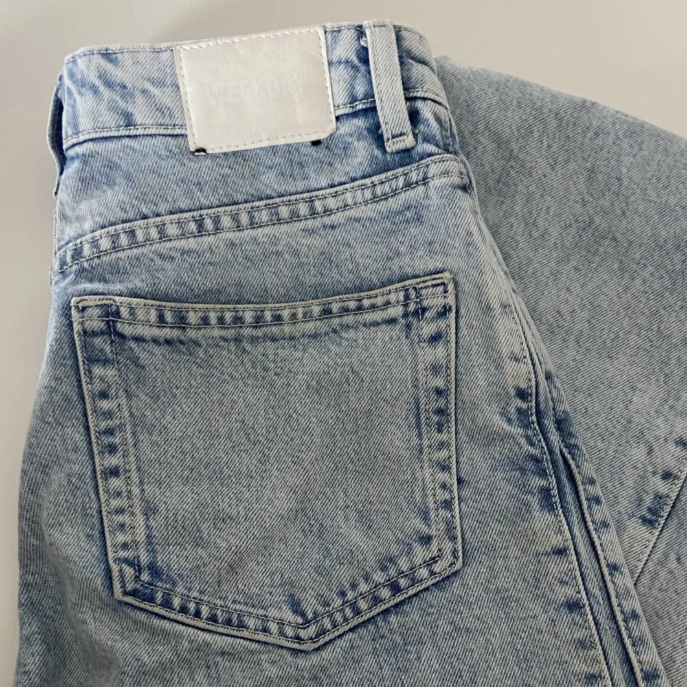 Jeans i modellen Rowe från weekday, fint skick men kommer inte till användning då de är för små💕 hög midja och i bra skick. Jeansen är i storlek 24/32 men har passar mig som har 25❤️ kom privat för fler bilder🫶🏻nypris-590,pris kan diskuteras vid snabb affär. Jeans & Byxor.