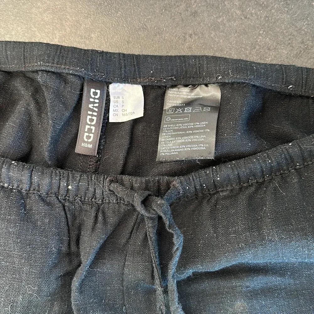 Svarta linnebyxor med knytning från HM. Knappt använda men säljer då de blivit för små. 🌸☀️. Jeans & Byxor.