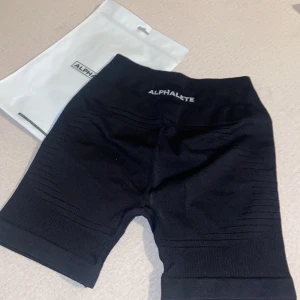 Aldrig använda tights  - NYPRIS = ca 400kr. Oanvända träningsshorts från Alpahlete, med originalförpackning!  Mycket stretch och otroligt skönt material, ger en snygg rumpa och drar in midjan till en hour-glass figur😍🌼 Fråga för fler bilder ☺️