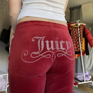 Juicy byxor  - Röda Juicy couture byxor🫶🏼i en modell som inte säljs längre💞 endast använda fåtal gånger, i nyskick! Köparen står för frakt💌