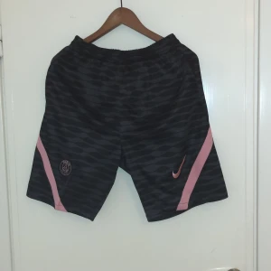 Psg shorts - Säljer helt nya psg shorts med fickor och dragkedja. Storlek XL fast den är liten i storlek