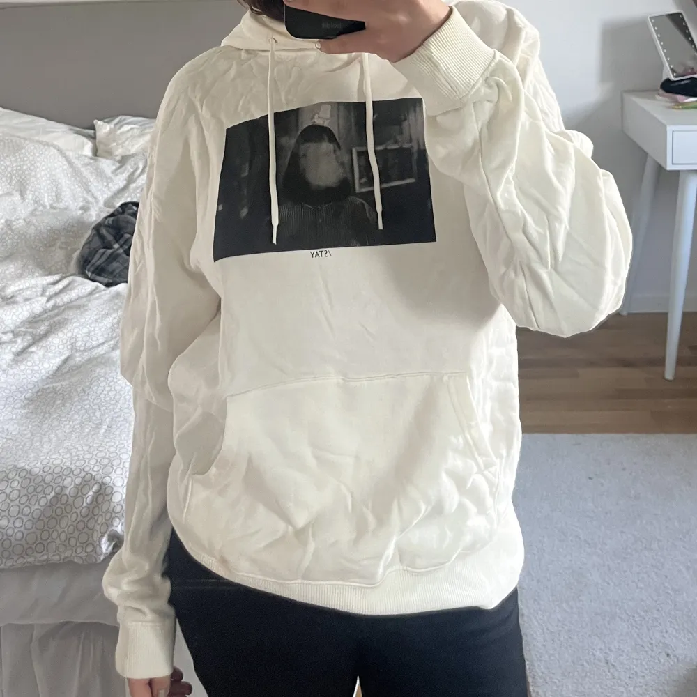 Vit hoodie med motiv , köpt på carlings men från märkt stay. Använd fåtal gånger! Bra skick💞. Hoodies.