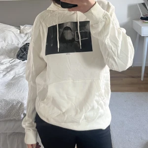 Vit hoodie - Vit hoodie med motiv , köpt på carlings men från märkt stay. Använd fåtal gånger! Bra skick💞