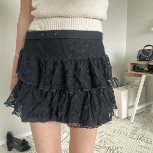 Volang/spets kjol - As cool spets och volang kjol, går att ha både lågmidjat och ”mid” rise🫶🏻 skriv privat för frågor