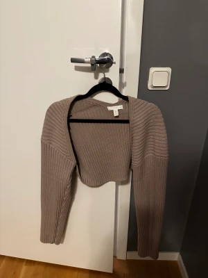 kofta - fin beige kofta som varit o är trendig, jättefin till ett linne på sommaren men kommer inte till användning 