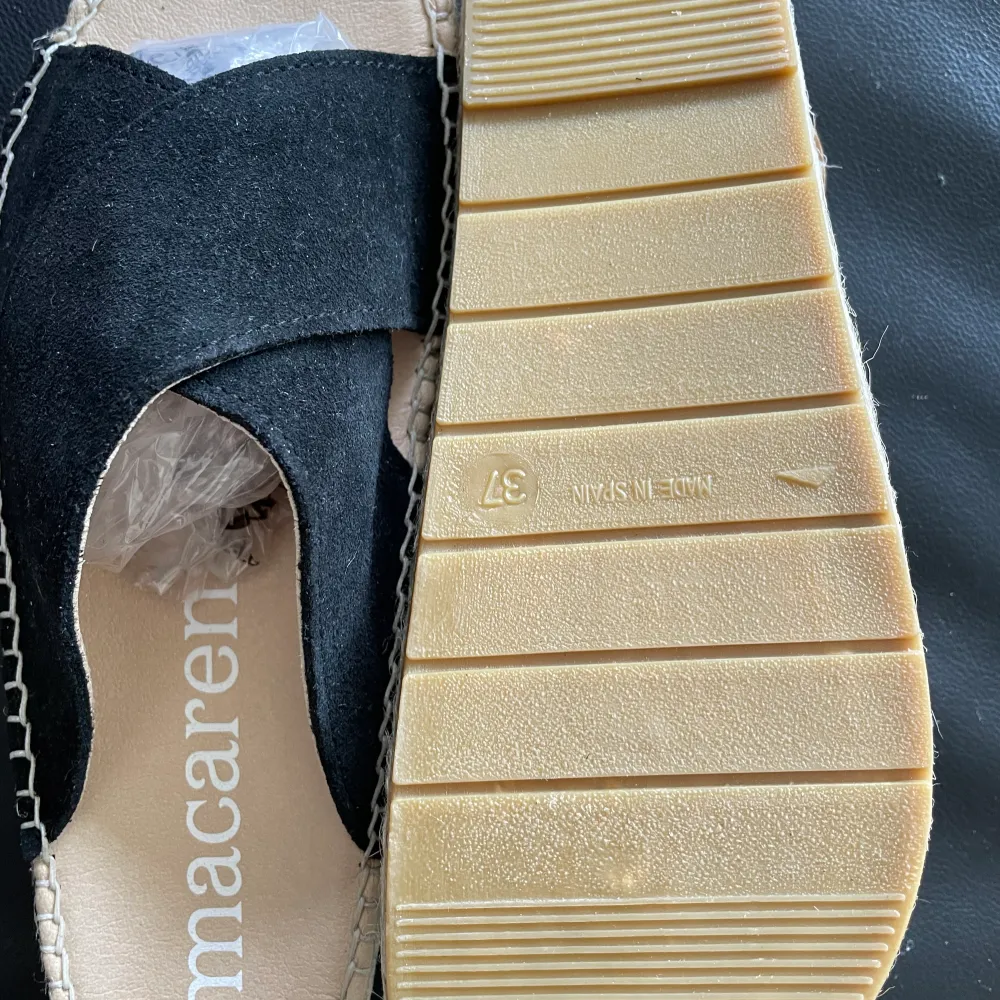 Slip-ins , sandaler från spanska Macarena  Handgjorda  Oanvända med prislappen kvar / utan kartong . Skor.