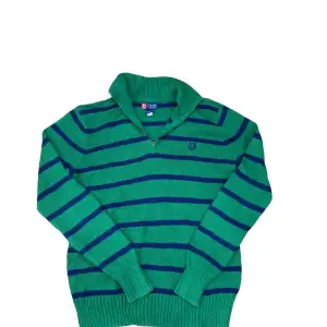 Jättesnygg grön sweatshirt! Storlek är XL men som man ser på modellbilden passar den bra på modellen. Modell är 186 och bär vanligtvis M-L. :)