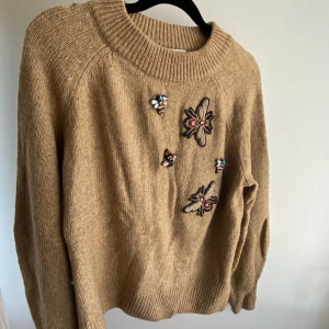 stickad tröja  - jätte fin stickad tröja i fint skick och påsydda detaljer
