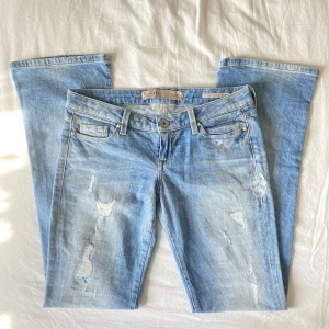 Lowwaist bootcut jeans - Säljer dessa snygga jeans ifrån guess som är lågmidjade och bootcut eftersom de tyvärr är för små för mig, så kan tyvärr inte skicka bild på❤️ innerbenslängden är ca 83cm och midjemåttet 40cm tvärs över, skulle säga att de är i stl 36💕