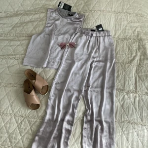 Sommar set, tvådelad outfit  - Fin grålila set som passar perfekt för sommaren i helt oanvänd skick! Nypris: 499:-