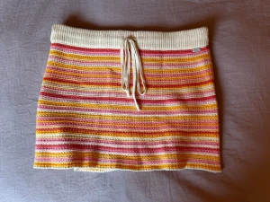 Kjol från pull and bear - Säljer en jättefin kjol från pull and bear, den är bara använd någon gång, så fina färger speciellt till sommaren☀️den var även väldigt trendig föra sommaren och svår att få tag på! Skriv för frågor eller fler bilder😁ny pris 350 kr💕