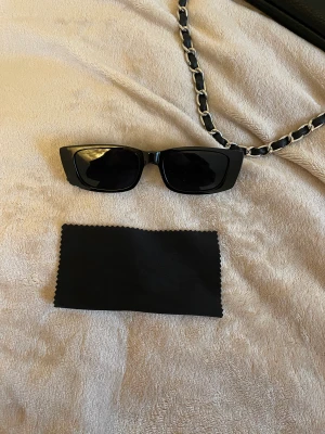 Coola brillor - Svin coola brillor som jag säljer då jag tyvärr inte tycker de är min stil. Aldrig andvända och verkligen i helt nyskick! En liten duk kommer såklart med! Finns samma par ute i rosa också! Kontakta privat för intresse eller prisförslag!