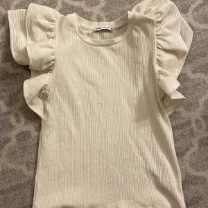Vit tröja med gulliga detaljer  - Söt tröja från Zara, nyskick 