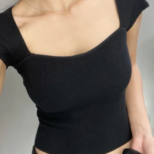 Stickad t-shirt - Jättesöt stickad topp med unik u-ringning och mönster över brösten ⚡️⚡️