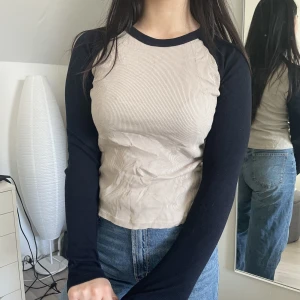 Långärmad tröja - Långärmad tröja från brandy Melville (Bella top) med marinblå sleeve och beige mitten