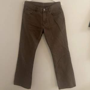 Ett par bruna bootcut jeans. Cool brun färg (svårt att hitta på bootcut jeans). Nästan perfekt skick 👁️👁️