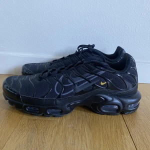 Air Max säljes - Hej nu säljer jag mina helt oanvända Air Max. Endast provtestade. Skick 10/10 säljer på grund av att jag inte kunde lämna tillbaka dem. Storlek 44! Nypris 2100, mitt pirs 1900. Vid snabb affär kan priset diskuteras.Hör av dig vid frågor eller funderingar!