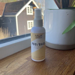 Settingspray - Matt settingspray ifrån Mua🫶🏼endast testad så nästan helt ny! Köparen står för frakt💌