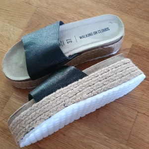 Sandaler - Oanvända sandaler med tjock sula. 