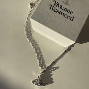 Jätte fint halsband från Vivienne Westwood med tillhörande box+smyckespåse🤍 Nypris 1295kr