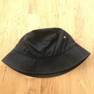 Bucket hat  - En bucket hat i nyskick. Säljs för att den inte används.