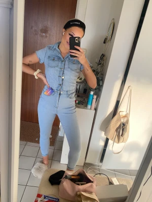 Jeansdress - Världens finaste ”jeansdress” som tyvärr inte kommer till användning! Ljusblå jeansfärg. Prislapp kvar och sitter perfekt på mig men är inte riktigt min stil😅💞storlek XS/S