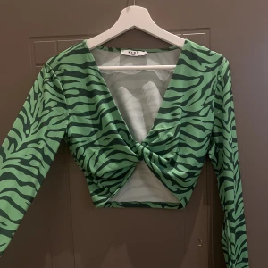 Topp - Kort topp från NA-KD som är omlott där fram. Använd 1 gång 