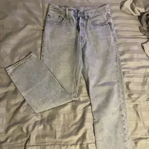 jeans från levi’s 501, bra skick och knappar ist för dragkedja. osäker på stl men skulle gissa på 25/30.