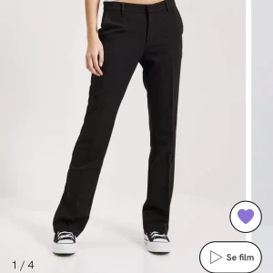 Neo Noir Cassie Suit Pants - Kostymbyxor i en snygg brun färg, använt fåtal gånger. Är nu för små. 💗