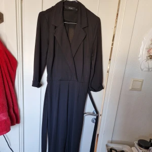 NY BYXDRESS M VERO MODA - Mkt finare i verkligheten  Helt ny byxdress jumpsuit stl M i tyngre fall  799 kr