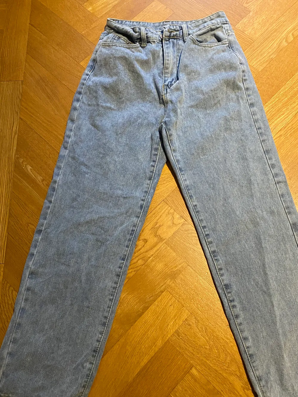 Högmidjade jeans. Nästan som nya. Bra kvalitet kostar runt 120 kr nya . Jeans & Byxor.