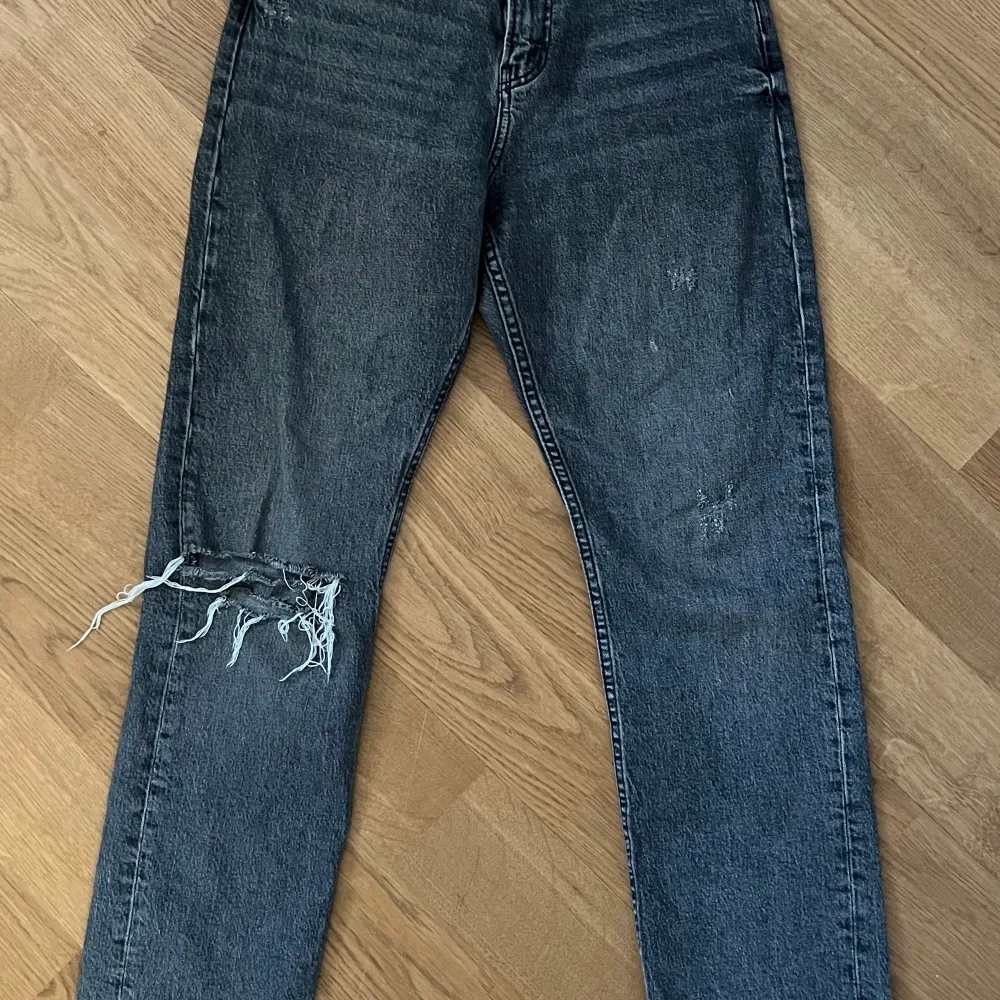 Snygga och taighta jeans från Zarah. Storlek 36. Har tyvärr blivit för små för mig. . Jeans & Byxor.