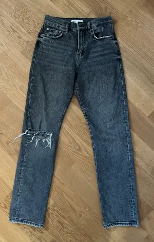 Snygga och taighta jeans från Zarah. Storlek 36. Har tyvärr blivit för små för mig. 