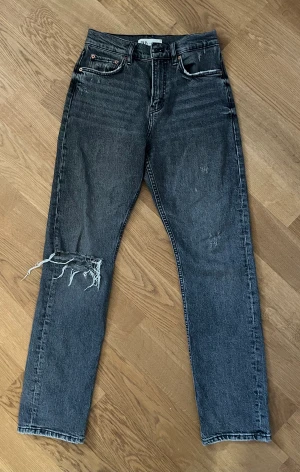 Svarta jeans, Zara - Snygga och taighta jeans från Zarah. Storlek 36. Har tyvärr blivit för små för mig. 