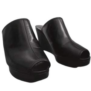 ⭐️ Högkalckade sandaler i svart ⭐️ Små slitningar längst framme på botten, annars är dem i väldigt bra skick! 💌 från sent 90-tal. 