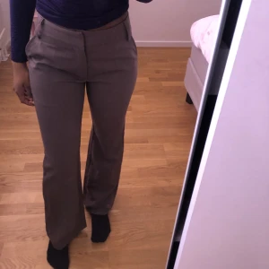 lågmidjade kostymbyxor - Nyskick  Längd: 166cm 