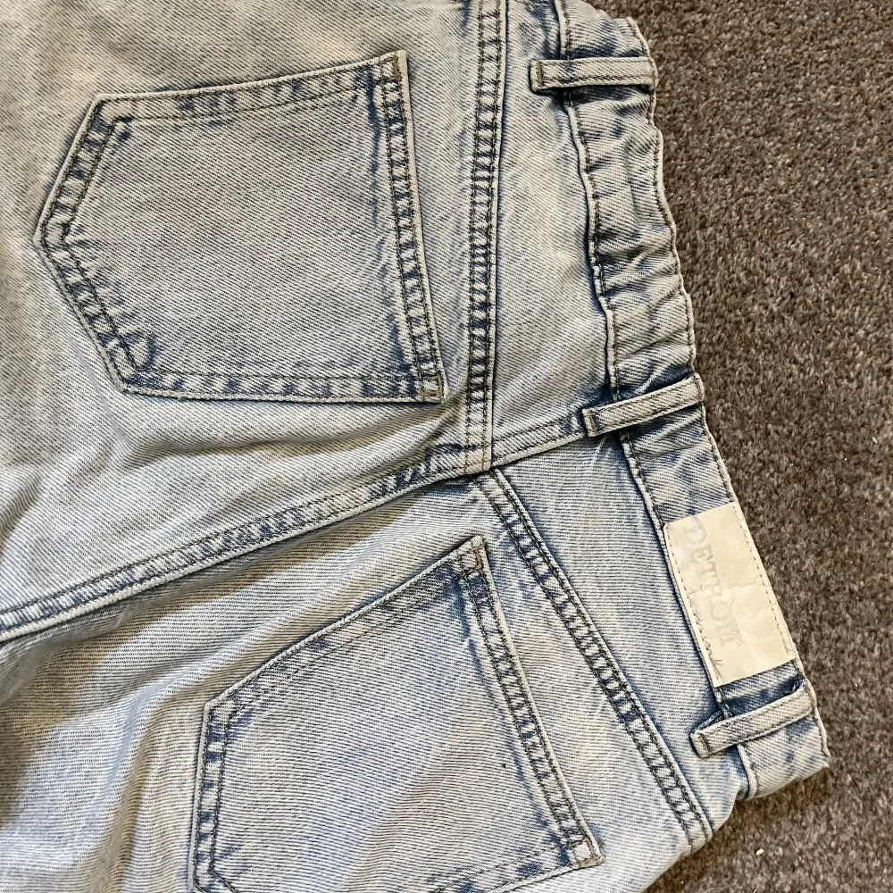 Ljusblå jeans från Lindex, storlek 158, bra skick men lite slitna längst ner då dom är lite för lång, högmidjade och vida:). Jeans & Byxor.