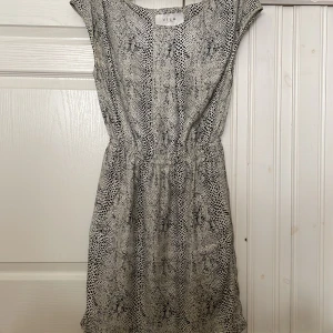 Klänning - Klänning med dolda fickor stl xs.