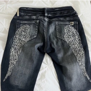Jeans med vingar  - Säljer dessa as häftiga jeans med broderade vingar med diamanter på , inga hål eller andra defekter. Bild 1 och 2 är från tidigare ägaren och bild 3 är min egna 💗direktpris: 800kr💗700kr vid snabb affär 💗